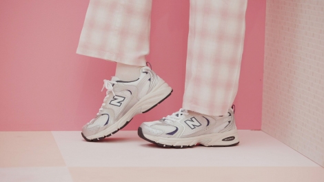 韓国で人気のNEW BALANCE『MR530』、ビジュアルモデルのAKB48が『元