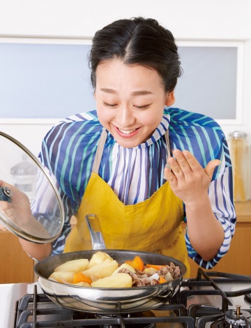 浅田真央がプロの料理家に学ぶ新連載「おうちごはん1年生」スタート