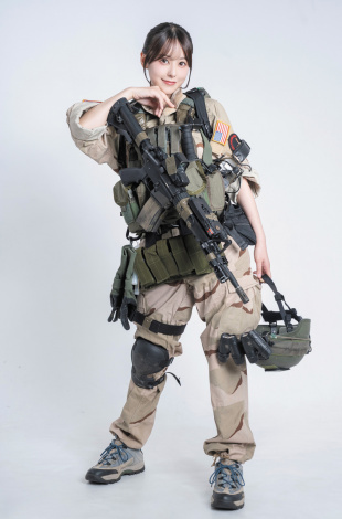 音羽美奈『PEACE COMBAT』の表紙に