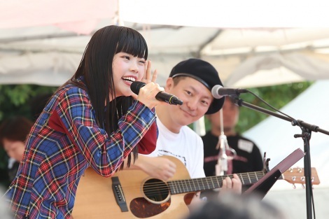 Bishアイナ ジ エンドの歌声が夏空に響く Tif19で松隈ケンタとアコースティックライブ披露 ニュース Deview デビュー