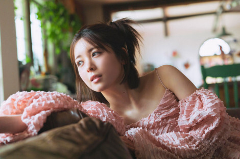 筒井あやめ、初のボブヘアグラビア