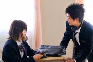 土ドラ『顔だけ先生』（東海テレビ・フジテレビ）より。小野寺今日子（景井ひな）、蟹江凛空（三浦りょう太）。