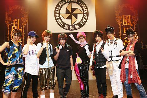 『風男塾乱舞TOUR2012-虹-』より。『歌詞選抜“風”選挙』ではメンバーそれぞれ個性的な衣装で登場した