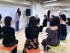 ミス・ユニバース・ジャパン2025日本代表・橋本佳央理さんと、ナショナルディレクターの美馬寛子氏が特別レッスンを開催