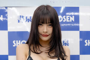 写真集『チロル、解禁。』発売イベントに登場した輪湖チロル