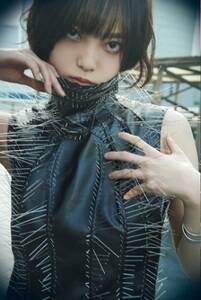 wVOGUE GIRLxuGIRL OF THE MONTvɓoꂵFށBVOGUE GIRLPHOTOFSARAIMARI@SLITS(C)2021CondeNastJapan.Allrig
