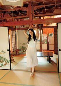 『音羽美奈ファースト写真集 かなでる。』(双葉社・撮影/鈴木ゴータ プロデュース/松浦健一)