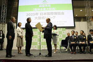 ウッドデザイン賞の表彰式をサポートした2025ミス日本みどりの大使の佐塚こころ