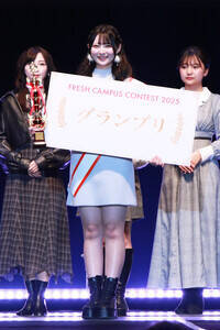 表彰式での『FRESH CAMPUS CONTEST 2025』グランプリ・石川奈和さん(C)Deview