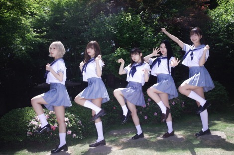 十味らグラビアもこなすアイドルグループ 2i2 制服衣装で古民家撮影 ニュース Deview デビュー