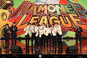 『全国ハモネプ大リーグ2025〜アカペラ日本一決定戦〜』(左から)堀内健、原田泰造、「元コーラス部」のメンバー、松尾駿(C)フジテレビ