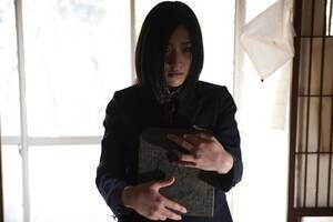 �����ĊC�������l���̎��c�G���B�Â��đ��݊��������A�u��C�v�Ă΂�肳��Ă��鏗�q�����B�c�Ȃ��݂̔��Îq�i���R�j��������ł͂قƂ�ǌ��������Ă��炦�Ȃ����A���Îq���X�g�[�J�[���t�����肽����S�Ŏ�