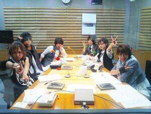 オールナイトニッポンのラジオブースで収録中の風男塾