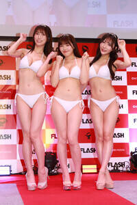 『ミスFLASH2026』グランプリ3人(左から)板野優花、美波那緒、佐々木明音(C)Deview