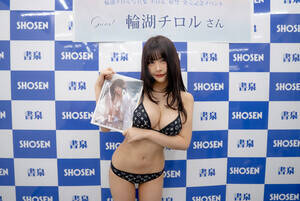 写真集『チロル、解禁。』発売イベントに登場した輪湖チロル