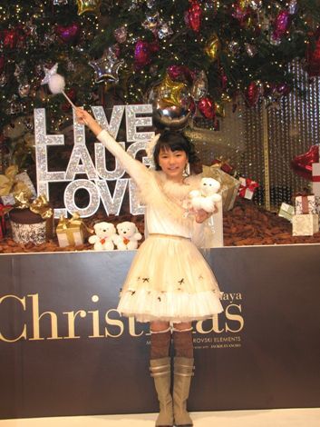 日本橋高島屋で行われた「クリスタルツリー」のお披露目イベントに登場した大橋のぞみ。