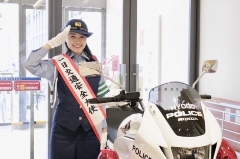 兵庫県警一日交通安全大使を務めたミスユニバーシティ2021日本大会グランプリ・吉田三莉。