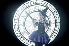 ˂