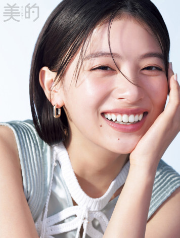 出口夏希、透明感あふれる表紙