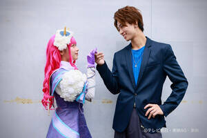 『ナンバーワン戦隊ゴジュウジャー』(テレビ朝日系)敵役幹部・ブーケを演じるまるぴ(左)と陸王を演じる鈴木秀脩(右)