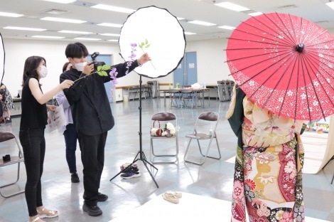 �~�X���j�o�[�V�e�B2021�t�@�C�i���X�g�����{���̎����{��{�ݏo�g�̏����B�ɐV���l�̐U�葳�p�̎ʐ^�B�e���v���[���g�B