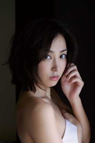 八代みなせ10年ぶりのグラビア復帰作『八代みなせ/Lisianthus』(C)Line Communications.,Inc.