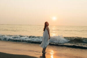 「高石あかりファースト写真集 幻灯」(東京ニュース通信社刊) 撮影/横山マサト