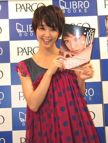 1st写真集『滴～Shizuku～』の発売記念イベントを開催した剛力彩芽。「TVや雑誌で見られない表情を出せていて、楽しんでもらえると思います」