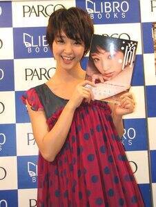 1st写真集『滴～Shizuku～』の発売記念イベントを開催した剛力彩芽。「TVや雑誌で見られない表情を出せていて、楽しんでもらえると思います」