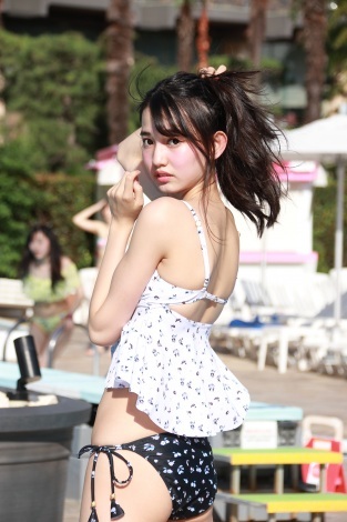 17歳現役高校生イメージガール 黒木麗奈 ノンワイヤーの盛れる水着姿を披露 ナイトプールに行きたい ニュース Deview デビュー