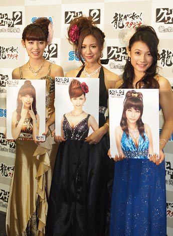 CGキャラクターのパネルを持ったアイドリング!!!のメンバー3人左から橘ゆりか、遠藤舞、外岡えりか(C)ORICON DD inc.