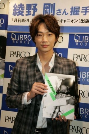 俳優 綾野剛 握手会に1 0人のファンが集結 ニュース Deview デビュー