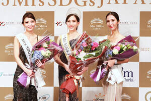 「2025 Mrs SDGs Japan」の授賞者。(左から)準グランプリ・塚本有妃さん、グランプリ・市森繭子さん、第3位・平岡千佳さん(C)Deview