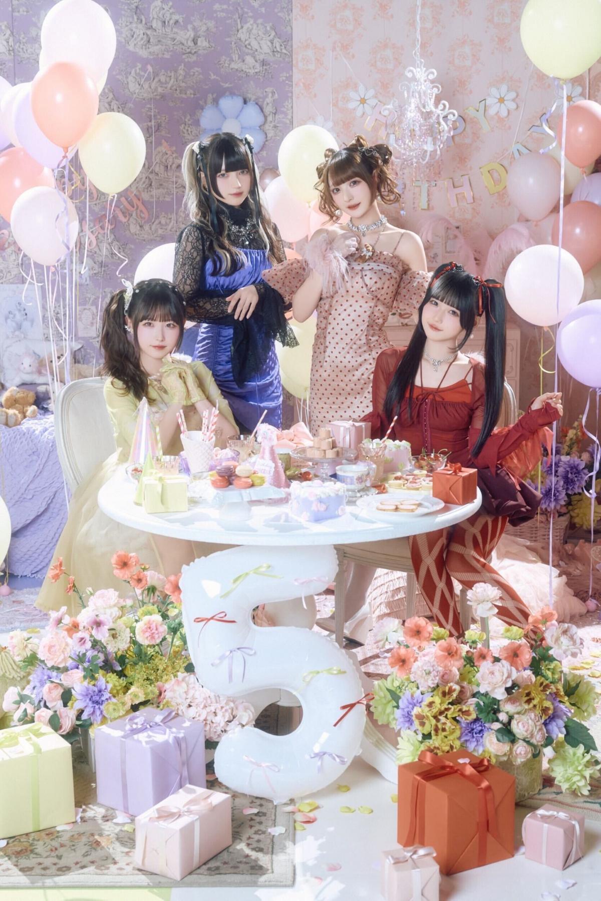 2026�N5��8���i���j�����u���������Ă��Ă݂� 5th Anniversary Photobook �J���C�C�E���A���Y���v�iC�jKADOKAWA�^�ʐ^�F����M��