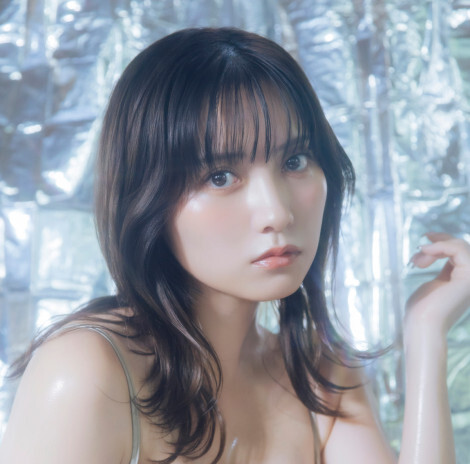 桃月なしこ、女王テーマのグラビア