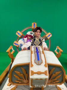 『ナンバーワン戦隊ゴジュウジャー』(テレビ朝日系)敵役幹部・ブーケを演じるまるぴ(左)と陸王を演じる鈴木秀脩(右)