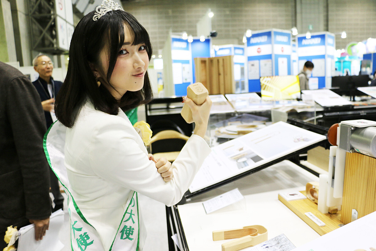 『エコプロ2025』内ウッドデザイン賞のブースで様々な木の製品に触れた2025ミス日本みどりの大使の佐塚こころ