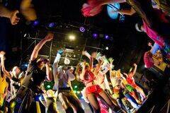 �wSNATCH�x�̃X�e�[�W���B�܂�Ńe�N�m�̃��C�v���v�킹��悤�ȁA�����̊T�O��ł��j��X�e�[�W���W�J�����B�@�iC�jORICON DD inc.