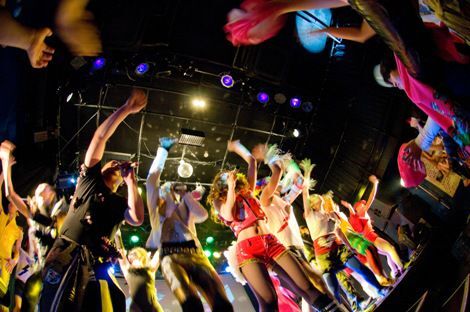 『SNATCH』のステージより。まるでテクノのレイプを思わせるような、演劇の概念を打ち破るステージが展開される。 (C)ORICON DD inc.