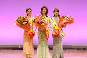 ベストオブミス岡山大会2026の受賞者(左から)「ミス・ユニバーシティ2026岡山」岡部美波さん「ミス・ユニバース・ジャパン2026岡山」山中あやさん「ミス・プラネット・ジャパン2026岡山」是枝まなかさん