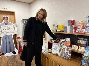 ���̉w �O�g���΂������̗���K�ꂽ�V�؍G�T