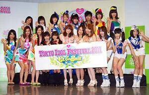 後方左から山邊未夢、庄司芽生(東京女子流)、林沙奈恵、谷侑加子、花乃由布莉(YGA)、流原蓮次(腐男塾)、レナ、リサ(バニラビーンズ)、遠藤舞、外岡えりか、橋本楓(アイドリング!!!)、水野由結、菊地