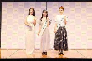 (写真左より)プレゼンタ―の谷まりあ、グランプリの朝凪りおなさん、準グランプリの三谷梨夏さん