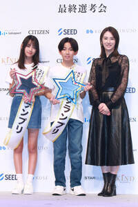 第4回『スター☆オーディション』グランプリの岩瀬夕由さん、山中島世夏さん、プレゼンターの北川景子(C)ORICON NewS inc.