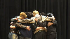 ���R�q���ƑO�c���ɖ����uTAGRIGHT�@���܂��d�˂��j�B�̍Ō�̒���v�ŏI���h�Q����7���Ńv���f�r���[�ȁuFOREVER BLUE�v��I