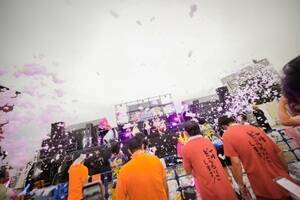 FES��TIVE�u�ԃ����K�X�v���b�V���ՁvDAY1�i8��24�������l�E�ԃ����K�q�ɍL��iPhoto:���^�i�x�^�C�V�j