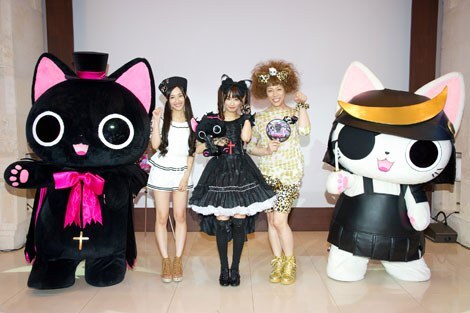 『にゃんぱいあ-The Animation-』の放送開始を記念したイベントより。(左から)にゃんぱいあ、前田希美、あそうにゃつこ、KABA.ちゃん、まさむにゃ(C)yukiusa/GLAD・にゃんぱい