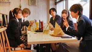 土ドラ『顔だけ先生』（東海テレビ・フジテレビ）より。三条愛佳（矢吹奈子）、坂本佑太（綱啓永）、市川大輔（櫻井海音）、田中由希（あかせあかり）、松永蓮（小宮璃央）。