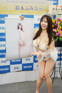 2026年版カレンダーの発売記念イベントを行った鈴木ふみ奈