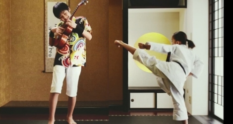 ナニワの光速ウクレレ少年 近藤利樹と 空手少女 高野万優 話題の小6男女がmvで競演 ニュース Deview デビュー